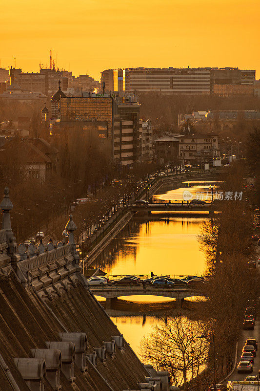 Sunset over Dâmbovița River in Bucharest